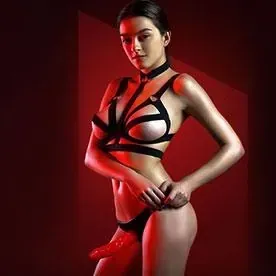 Illustratives Stockfoto einer erwachsenen dominanten Frau in roten Dessous mit Strap-on, keine echte Nutzerin